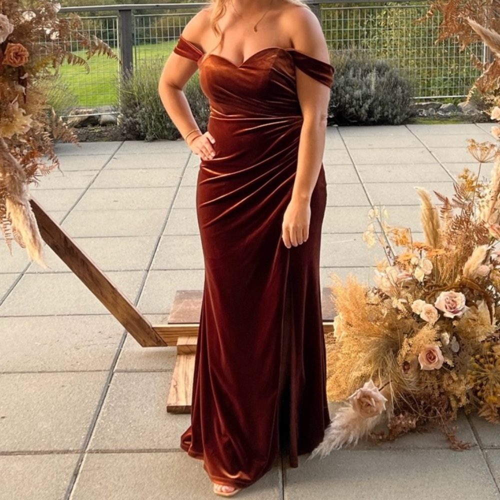Revelry Off-Shoulder Velvet Dress in Deep Red